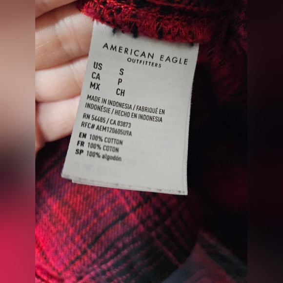 American Eagle small boyfriend fit red and black plaid button down flannel Shirt - Picture 7 of 7